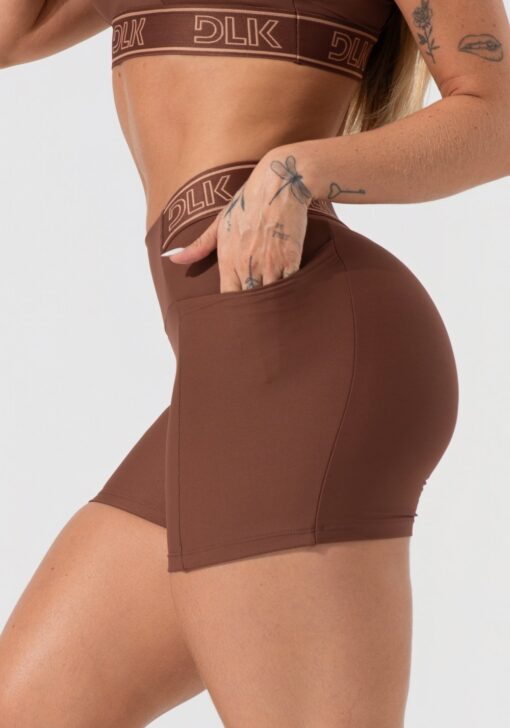 Short fitness feminino com bolsos e elástico no cós activity dlk marrom