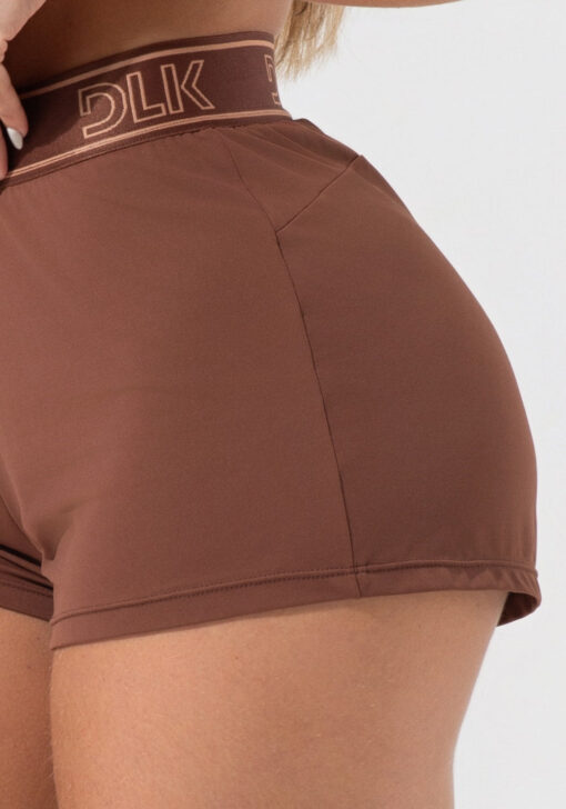 Short fitness feminino soltinho com elástico no cós activity dlk marrom - Image 4